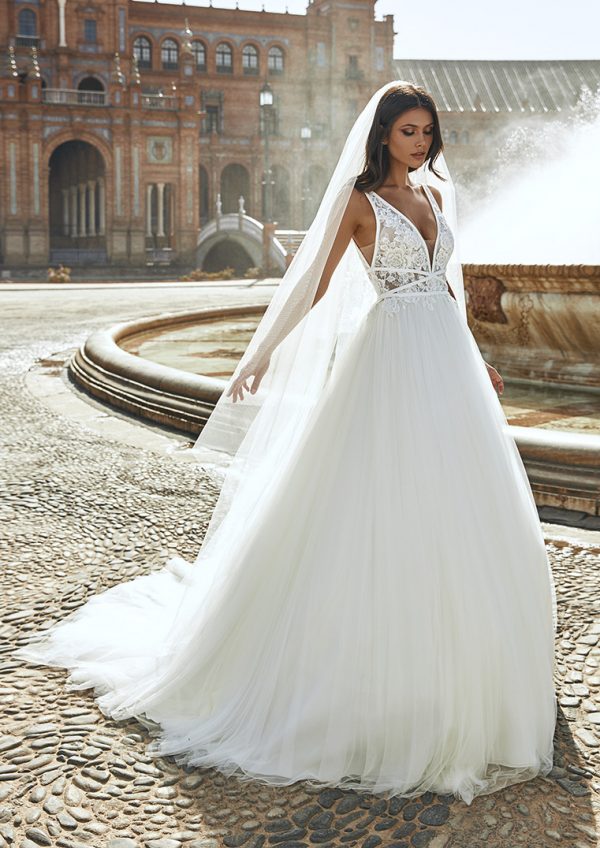 Pronovias Marisol, tiefer Rücken, transparenz im Oberteil, Bolero Cape, A-Linie, Tüll, schlichter Rock, V-Ausschnitt, besonderes Brautkleid, sexy Brautkleid, romantisches Brautkleid,