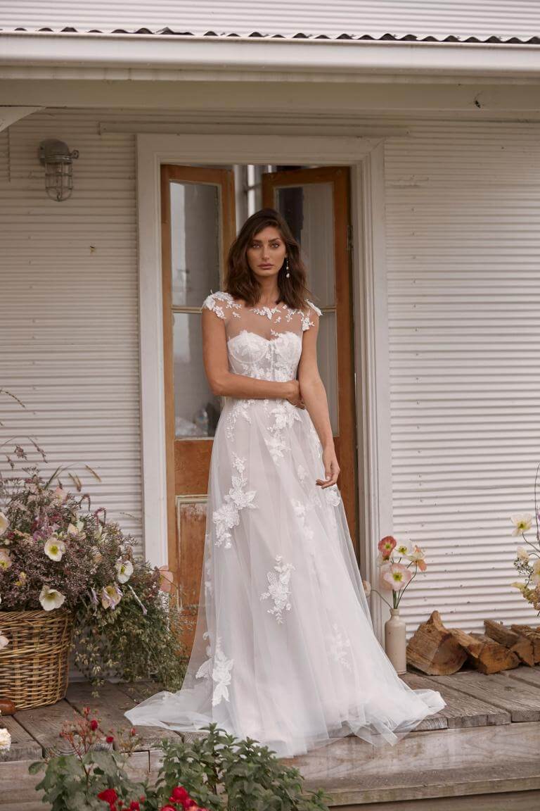 Madi Lane, Corsagenotik Oberteil Brautkleid, Tüll Überrock, 3D Spitze, Brautkleid mit Spitzenbolero, transparentes Spitzenjäckchen, feine florale Spitze, umspielte Taillie, trägerloses Brautkleid, nude optik im Oberteil, Hochwertige Spitze, bestickter Tüllrock, A-Linie, Schleppe, fließender Rock,