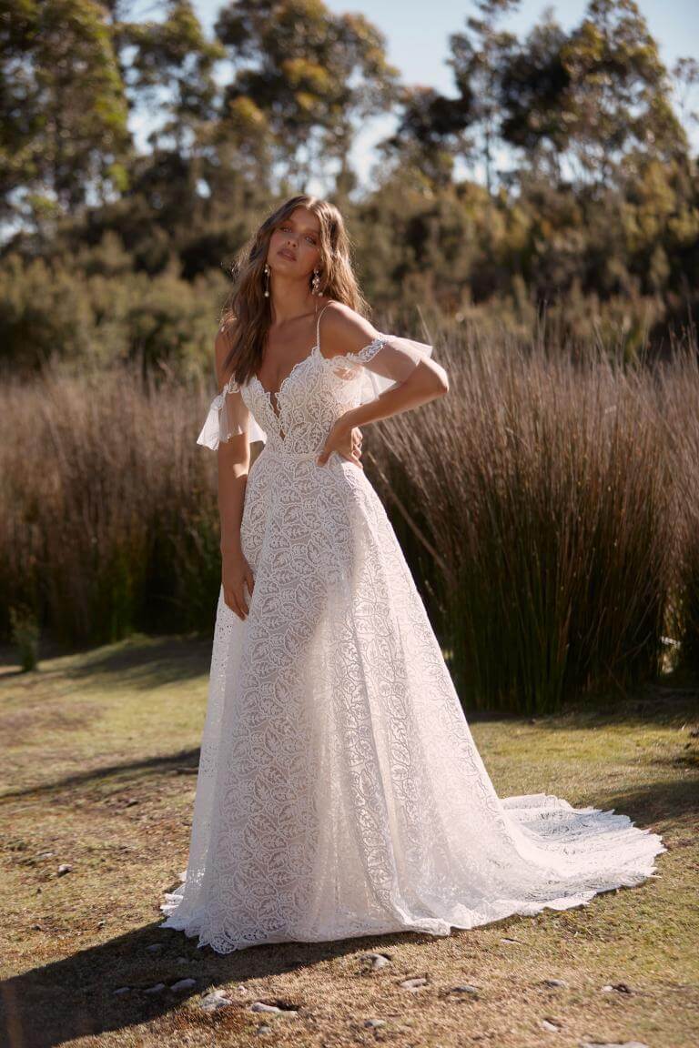 Madi Lane, Vintage Kleid, V-Ausschnitt, umspielter Ausschnitt, leicht transparentes Brautkleid, offener Rücken, besonderes Brautkleid, florale Spitze, Carmenträger, ausgestanzte Spitze, Brautkleid mit Vollspitze, blättrige Spitze, Brautkleid mit Spagettiträgern, Brautkleid aus Vollspitze, grobe Spitze,
