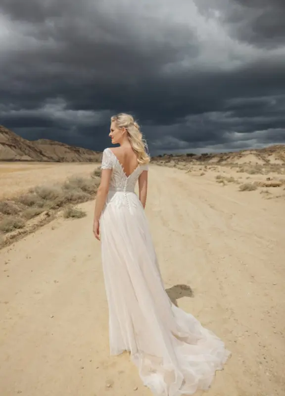 Moderne Brautkleider von Duett im Boss Hochzeitshaus Winsen (1)