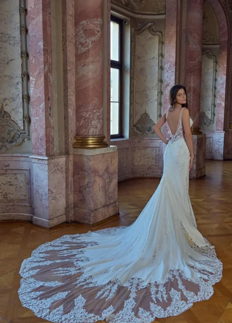 Modernes Sexy FintFlare Brautkleid im Boss Hochzeitshaus in Winsen Luhe bei Hamburg und Lüneburg (1)