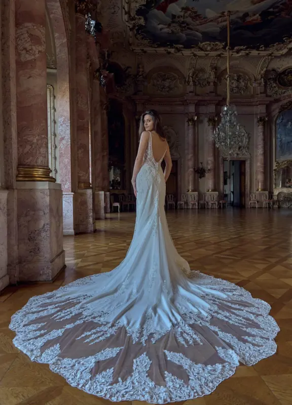 Modernes Sexy FintFlare Brautkleid im Boss Hochzeitshaus in Winsen Luhe bei Hamburg und Lüneburg (2)