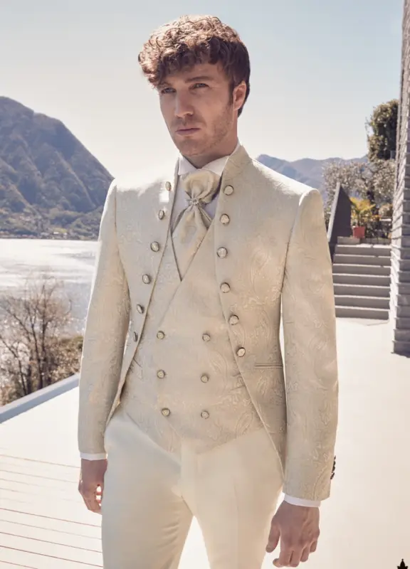 Royale Hochzeitsanzüge besondere Hochzeitsanzüge Hamburg Niedersachsen Brokat Anzug edel elegant Boss Hochzeitshaus Boss (36)