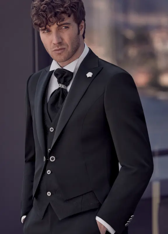 Royale Hochzeitsanzüge besondere Hochzeitsanzüge Hamburg Niedersachsen Brokat Anzug edel elegant Boss Hochzeitshaus Boss (44)