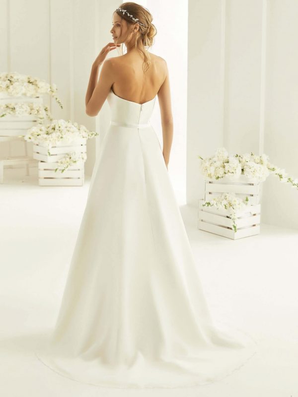 Bianco Evento Harmonia, schlichtes brautkleid, elegantes Brautkleid, schlichtes trägerloses Brautkleid, A-Linie, schlichte A-Linie,