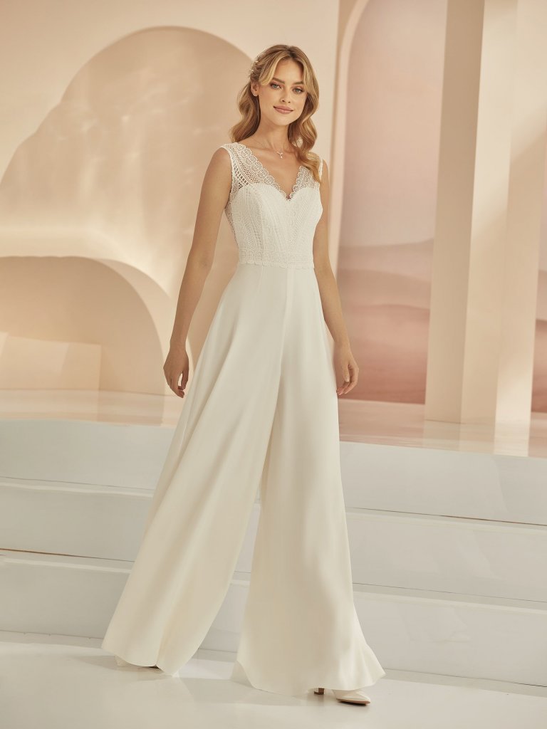 Bianco Evento Danube, Jumpsuits mit Schlüssellochrücken, Braut Jumpsuits, Brautjumpsuits mit Palazzo-Hose, V-Auschnitt, Boho Hochzeit, Häkelspitze, Palazzo-Hose, weite Hosenbeine, Marlene Jumpsuits, Boho Jumpsuits, Bohospitze, Boho Standesamt Outfit, leichte transparenz im Brautkleid