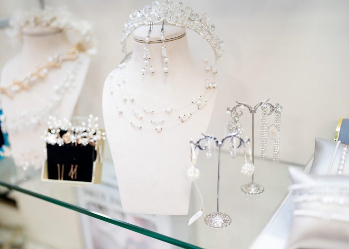 Boss Hochzeitshaus Winsen bei Hamburg braut Accessoires Bräutigam modern Schleier (19)