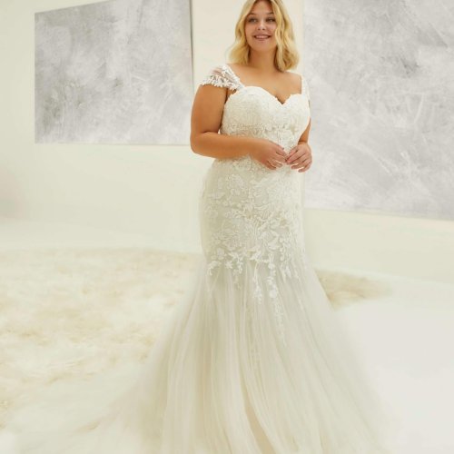 Curves by Modeca, Hercorsage, rankige Spitze, dünne Träger, Fit and Flaire, enges Brautkleid, figurbetontes Brautkleid, Schnürrung, Brautkleid Übergrößen, Curvy Bride, Brautkleider in großen Größen, creme farbenes Brautkleid, Spitze Tüllrock, Träger, moderne Spitze,